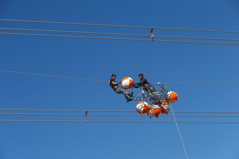 Yüksek gerilim hattı çalışanlarının zorlu mesaisi