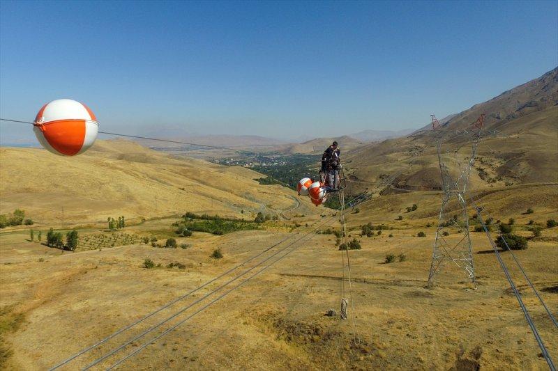 Yüksek gerilim hattı çalışanlarının zorlu mesaisi