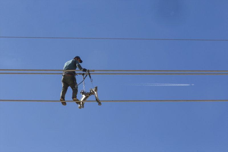 Yüksek gerilim hattı çalışanlarının zorlu mesaisi