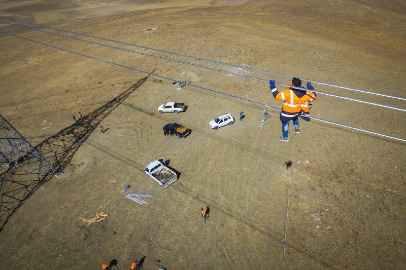 Yüksek gerilim hattı çalışanlarının zorlu mesaisi