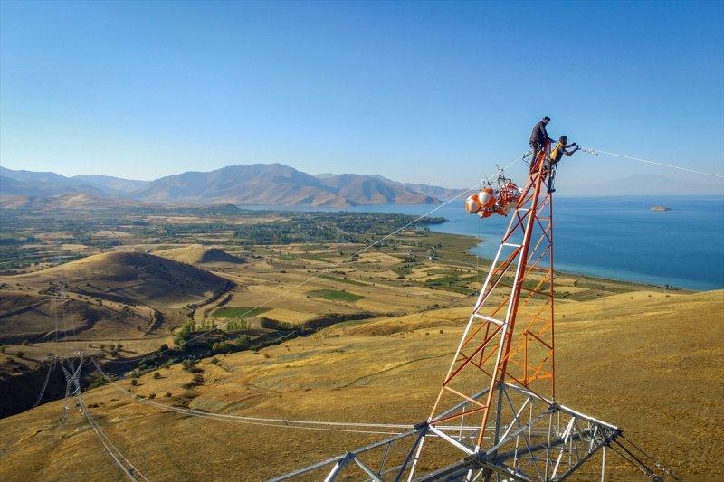 Yüksek gerilim hattı çalışanlarının zorlu mesaisi