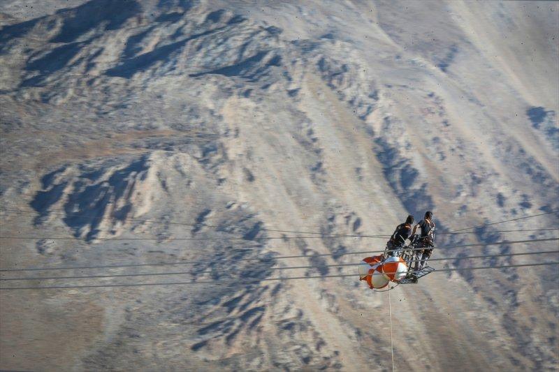 Yüksek gerilim hattı çalışanlarının zorlu mesaisi