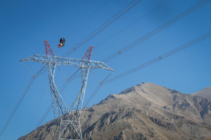 Yüksek gerilim hattı çalışanlarının zorlu mesaisi