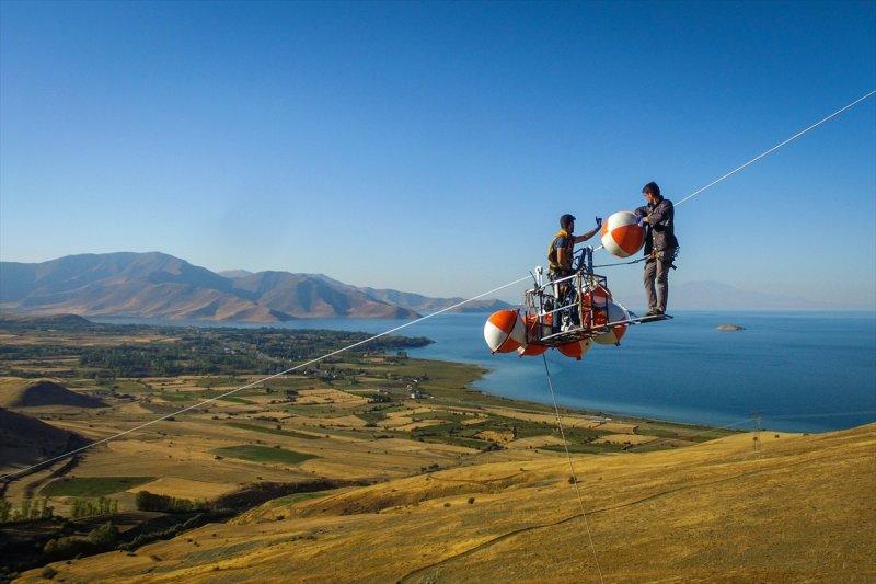 Yüksek gerilim hattı çalışanlarının zorlu mesaisi