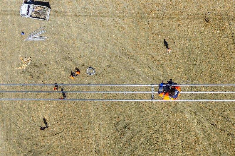 Yüksek gerilim hattı çalışanlarının zorlu mesaisi