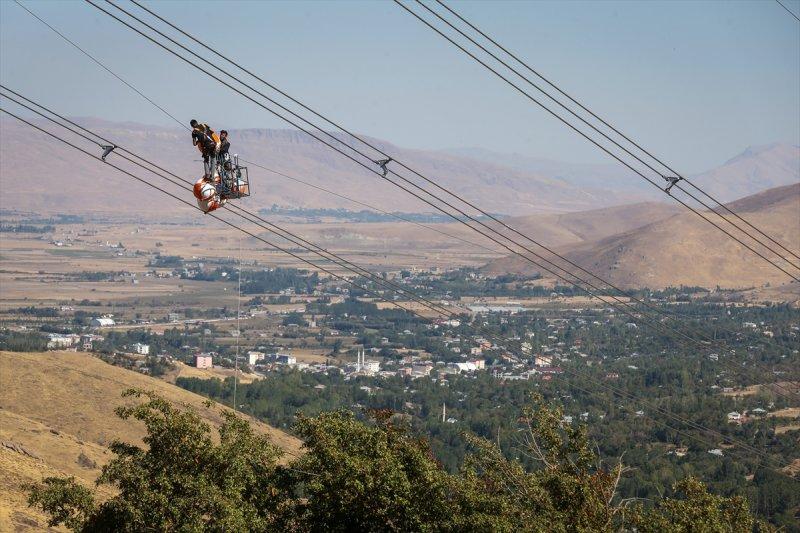 Yüksek gerilim hattı çalışanlarının zorlu mesaisi