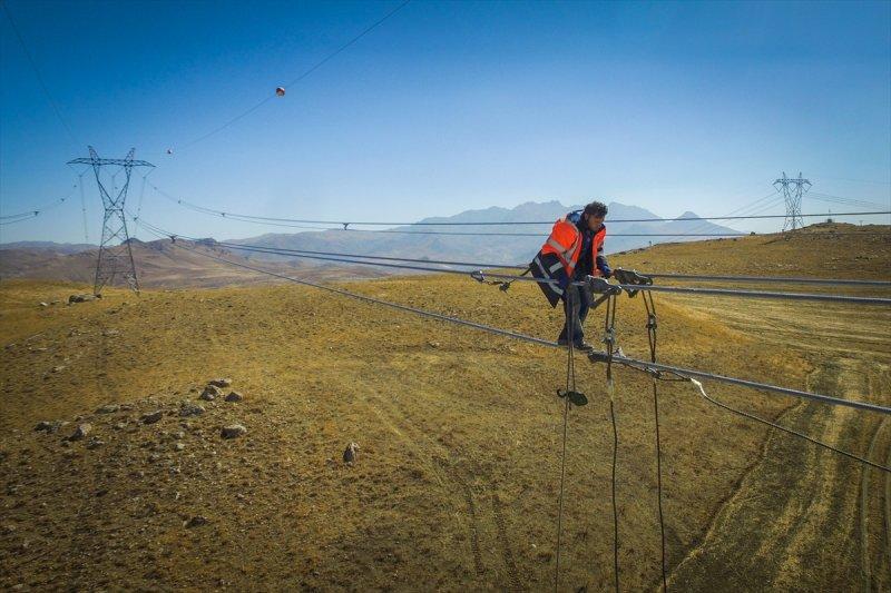 Yüksek gerilim hattı çalışanlarının zorlu mesaisi