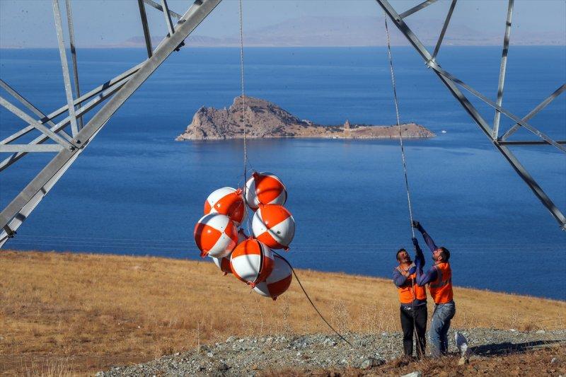 Yüksek gerilim hattı çalışanlarının zorlu mesaisi