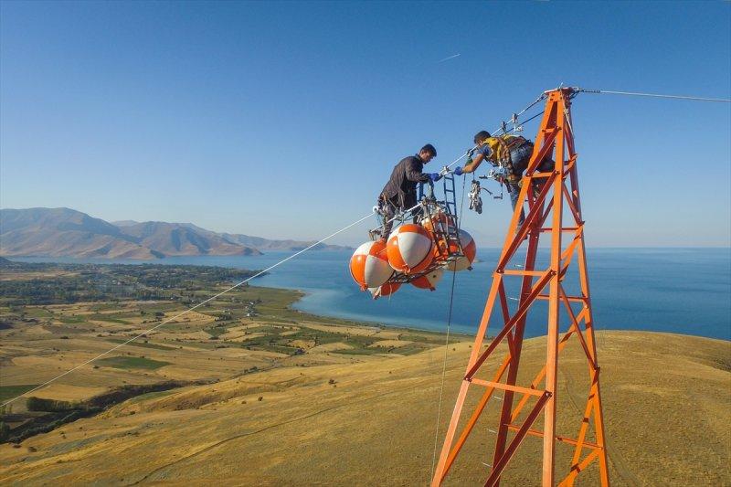 Yüksek gerilim hattı çalışanlarının zorlu mesaisi