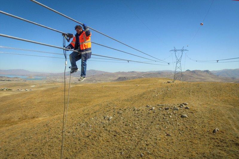 Yüksek gerilim hattı çalışanlarının zorlu mesaisi