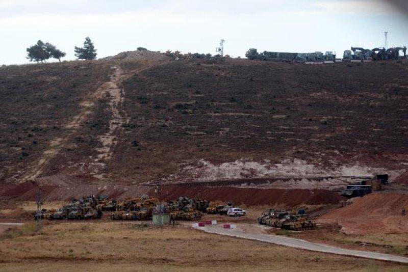 Sınırdaki evlere Türk bayrağı