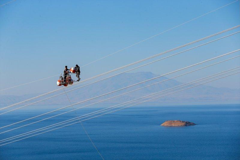 Yüksek gerilim hattı çalışanlarının zorlu mesaisi
