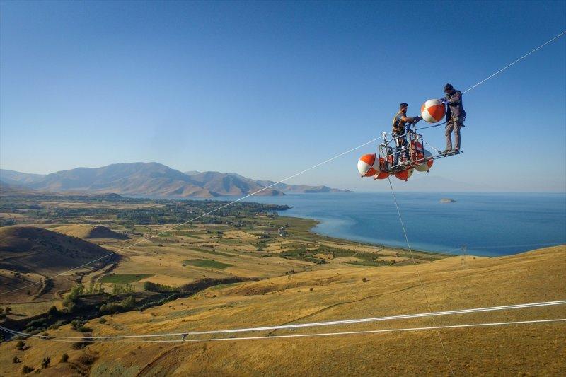 Yüksek gerilim hattı çalışanlarının zorlu mesaisi