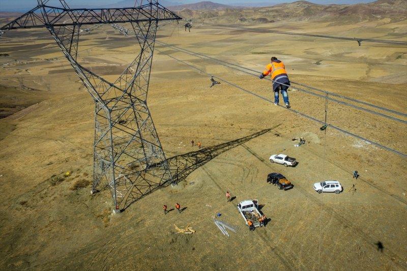 Yüksek gerilim hattı çalışanlarının zorlu mesaisi