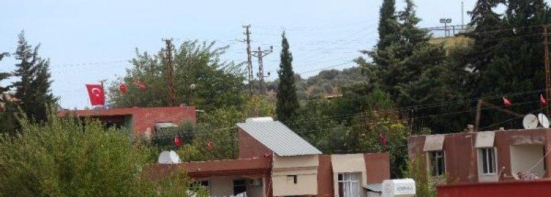 Sınırdaki evlere Türk bayrağı
