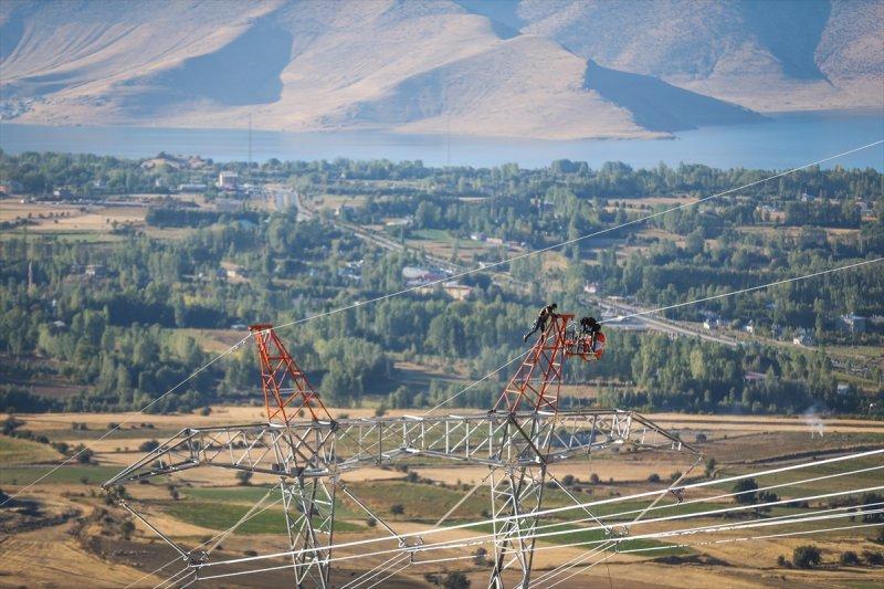 Yüksek gerilim hattı çalışanlarının zorlu mesaisi