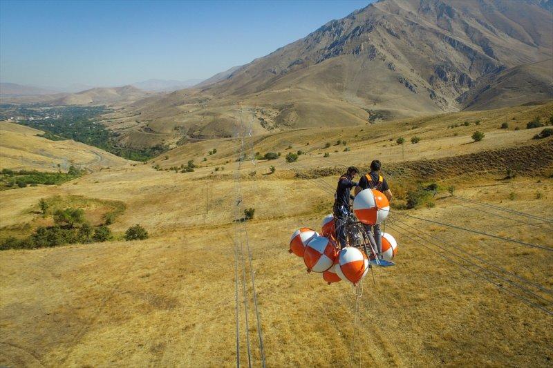 Yüksek gerilim hattı çalışanlarının zorlu mesaisi
