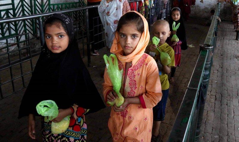 Pakistan'da yoksul kız çocuklarının yaşam mücadelesi
