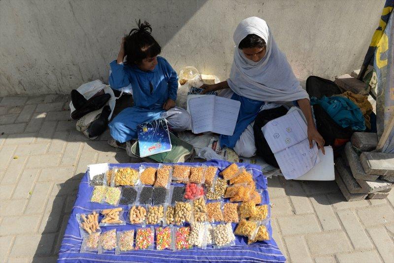 Pakistan'da yoksul kız çocuklarının yaşam mücadelesi