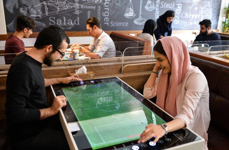 İran'daki ilk robotik restorana yoğun ilgi