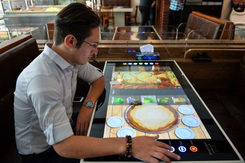 İran'daki ilk robotik restorana yoğun ilgi