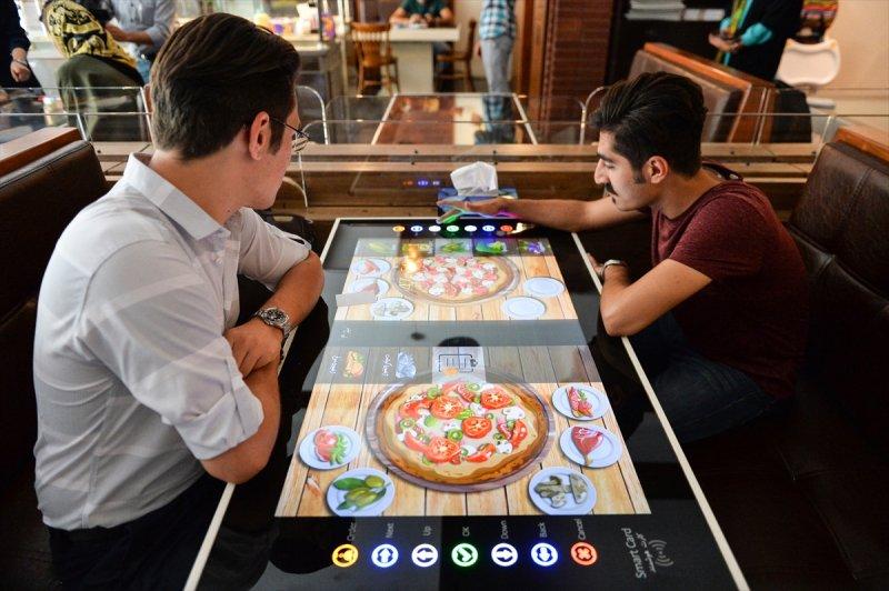 İran'daki ilk robotik restorana yoğun ilgi
