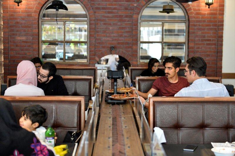 İran'daki ilk robotik restorana yoğun ilgi