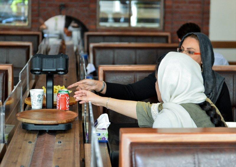 İran'daki ilk robotik restorana yoğun ilgi