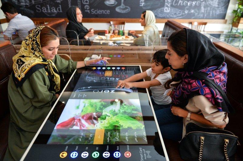 İran'daki ilk robotik restorana yoğun ilgi