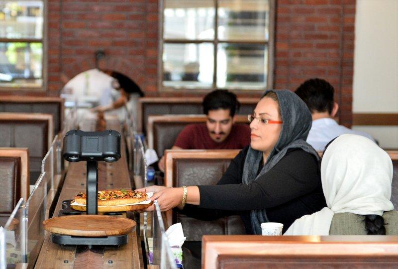 İran'daki ilk robotik restorana yoğun ilgi