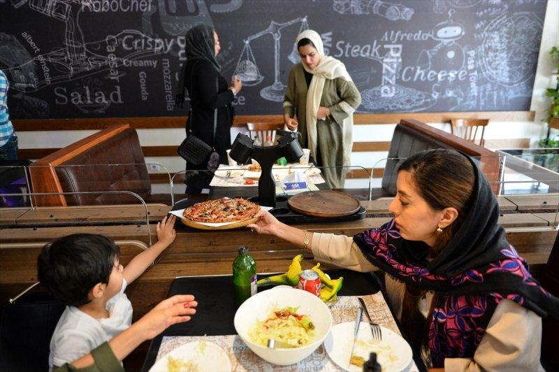 İran'daki ilk robotik restorana yoğun ilgi