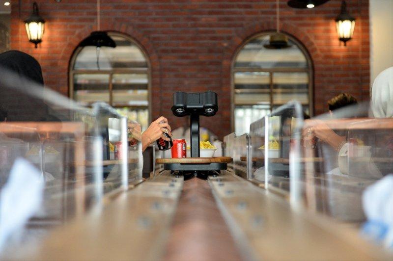 İran'daki ilk robotik restorana yoğun ilgi