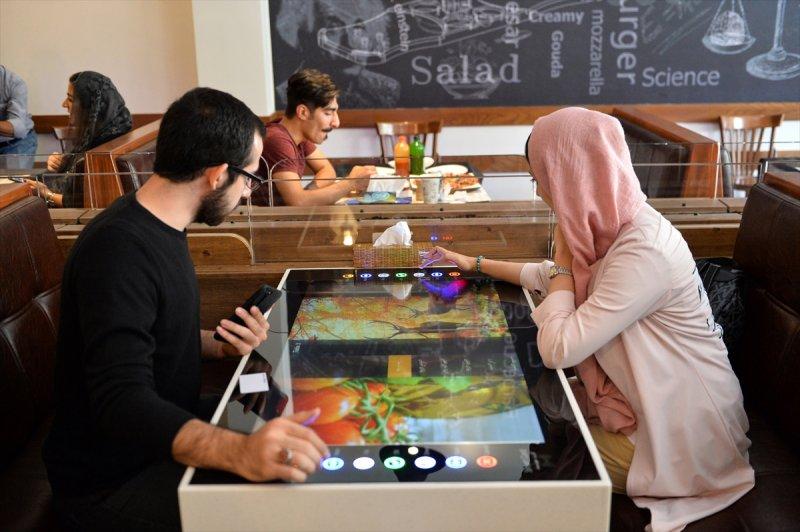 İran'daki ilk robotik restorana yoğun ilgi