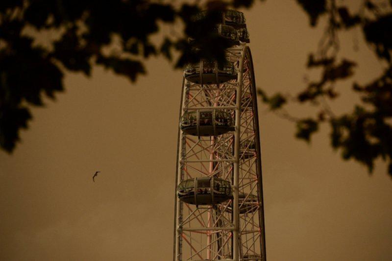 Londra'da dün hava renk değiştirdi