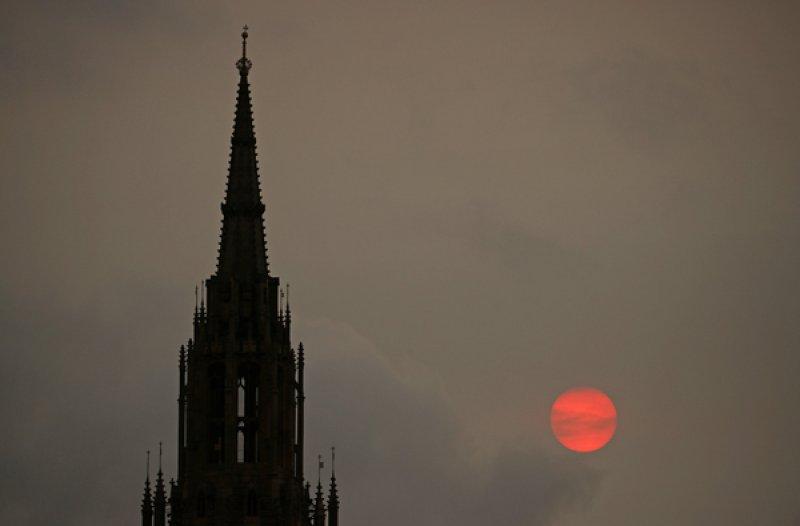 Londra'da dün hava renk değiştirdi