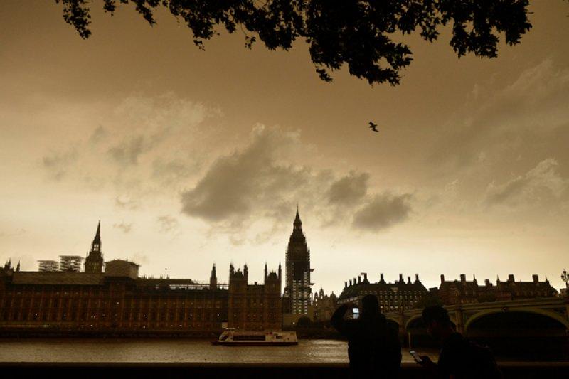 Londra'da dün hava renk değiştirdi