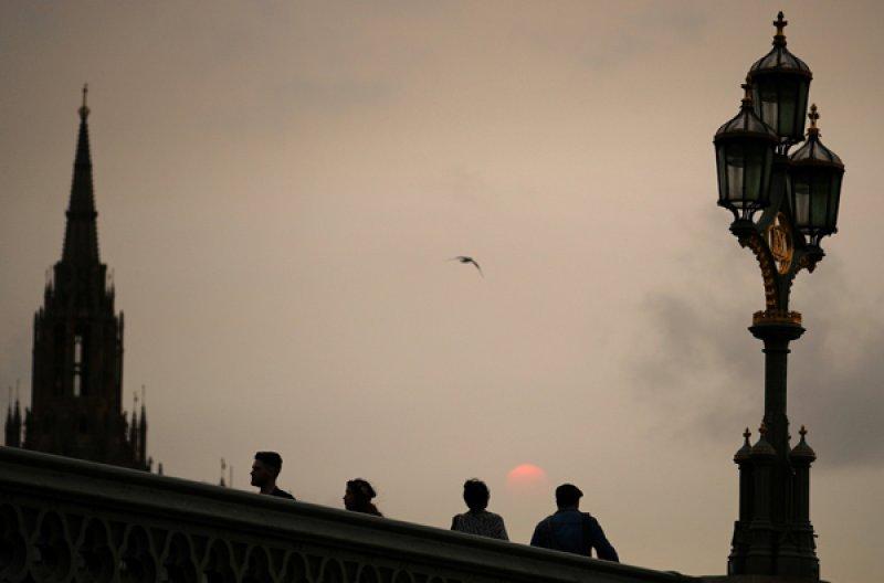 Londra'da dün hava renk değiştirdi