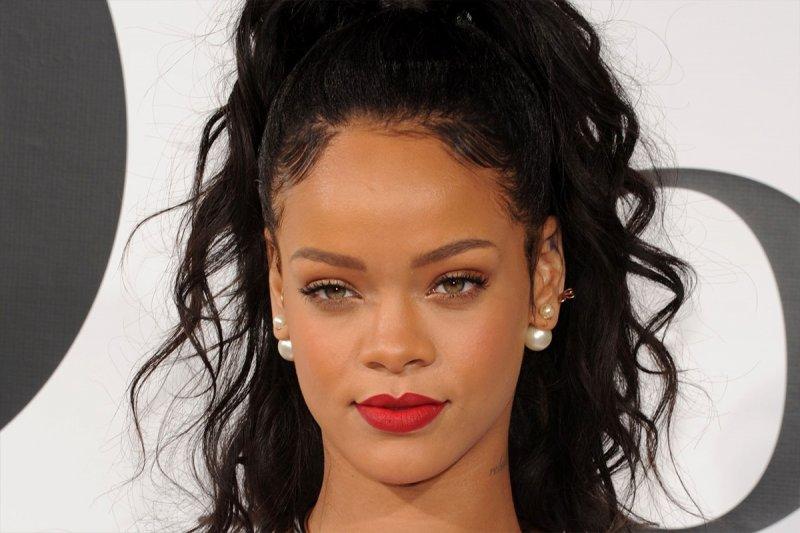 Rihanna'dan Mısır Kraliçesi Nefertiti pozu 