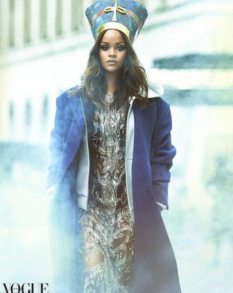 Rihanna'dan Mısır Kraliçesi Nefertiti pozu 