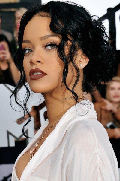 Rihanna'dan Mısır Kraliçesi Nefertiti pozu 