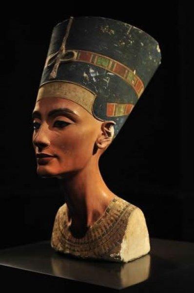 Rihanna'dan Mısır Kraliçesi Nefertiti pozu 