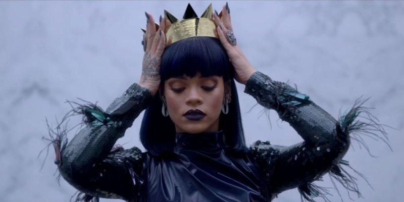 Rihanna'dan Mısır Kraliçesi Nefertiti pozu 