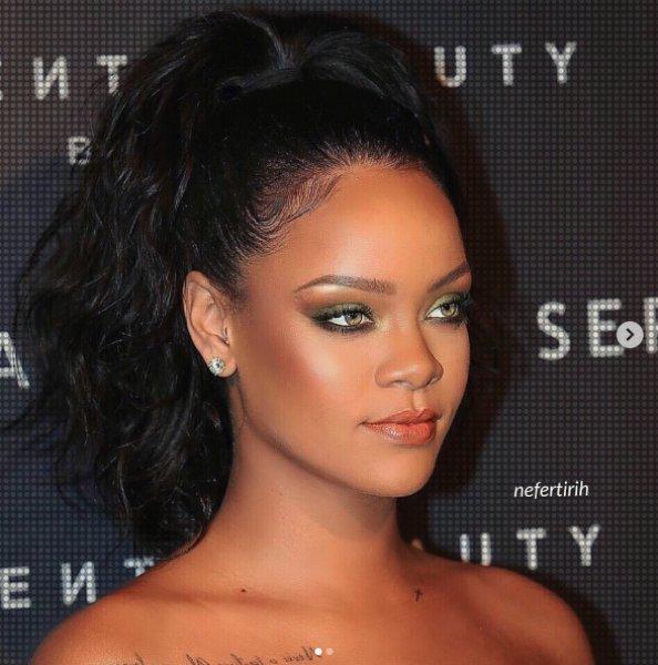 Rihanna'dan Mısır Kraliçesi Nefertiti pozu 