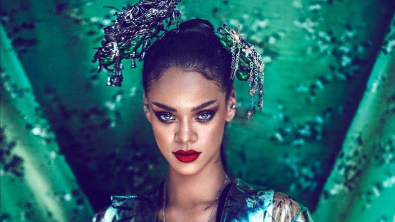 Rihanna'dan Mısır Kraliçesi Nefertiti pozu 