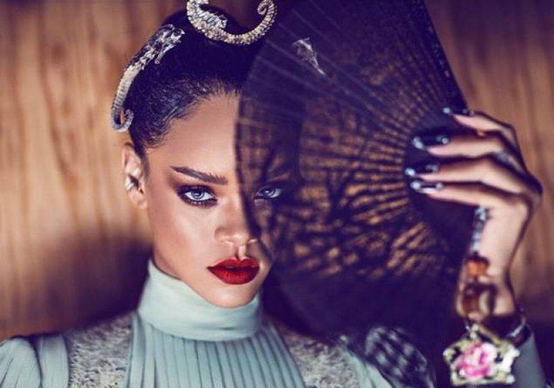 Rihanna'dan Mısır Kraliçesi Nefertiti pozu 