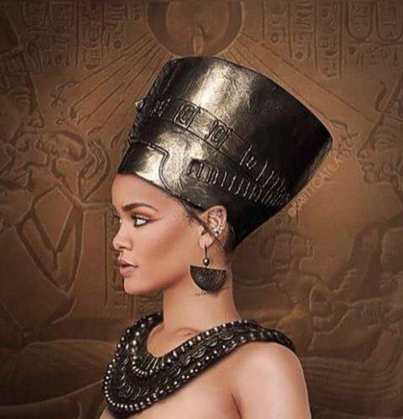 Rihanna'dan Mısır Kraliçesi Nefertiti pozu 