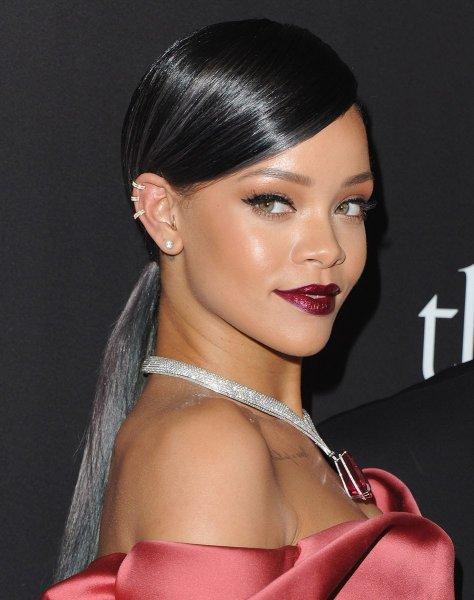 Rihanna'dan Mısır Kraliçesi Nefertiti pozu 