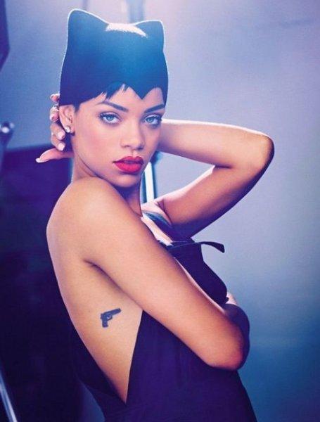 Rihanna'dan Mısır Kraliçesi Nefertiti pozu 