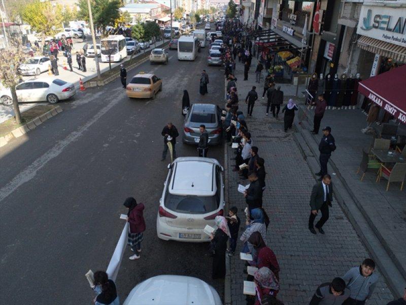 Muş'ta 9 bin öğrenciyle kaldırımda kitap okuma etkinliği