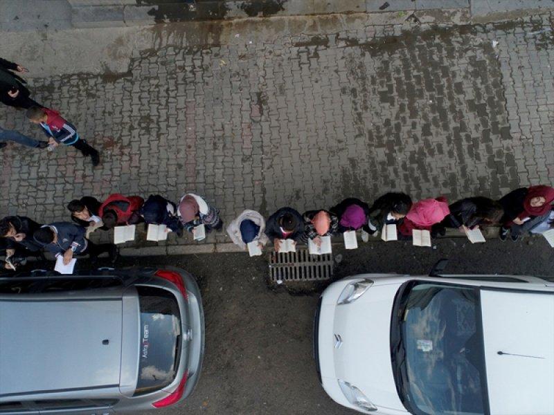 Muş'ta 9 bin öğrenciyle kaldırımda kitap okuma etkinliği